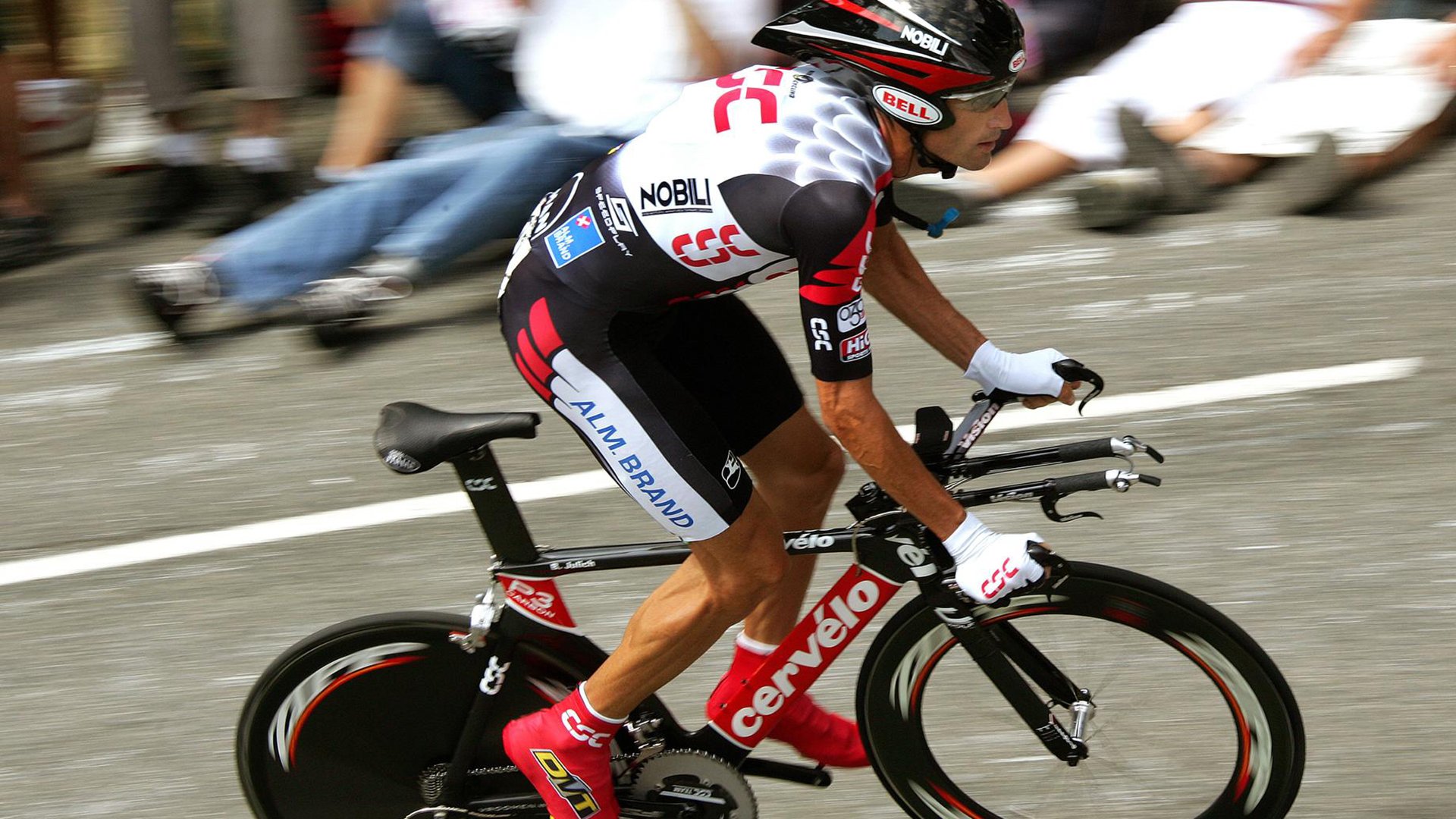 青岛男篮球员训练积极投入，青岛男子篮球队